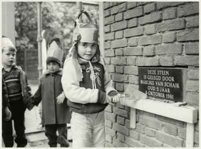 Steenlegging door de vijfjarige Marijke van Schaik in verband met uitbreiding van de Dreefschool voor Christelijk onderwijs aan de Dreef 20. NL-HlmNHA 54012365