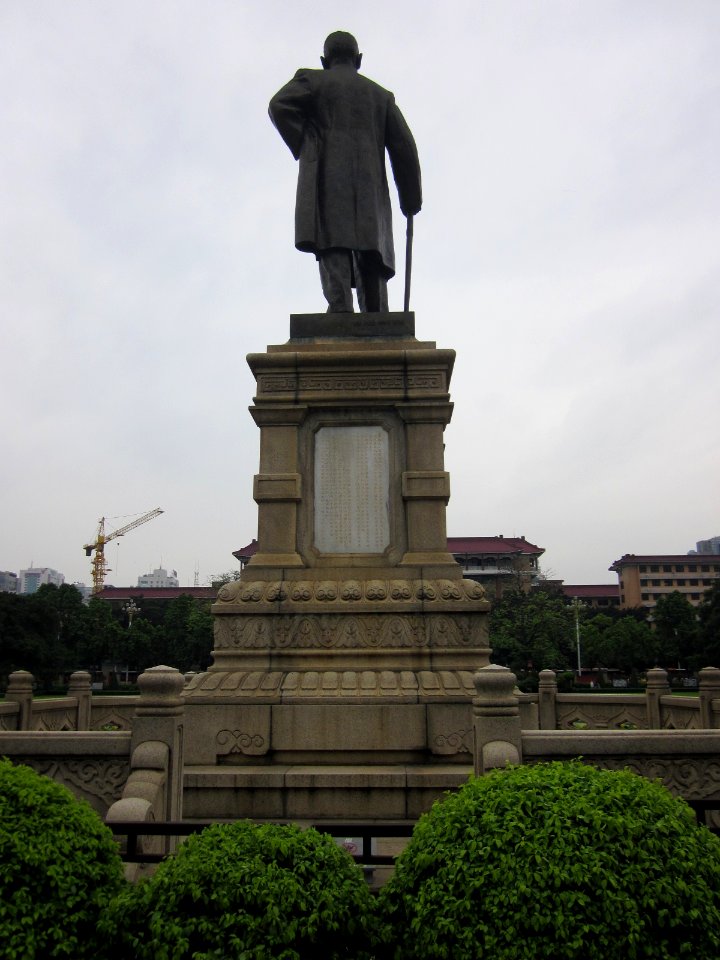 Statue of Sun Yat-sen stands in front of the Sun Yat-sen Memorial Hall (Guangzhou), May 2, 2013 Picture1