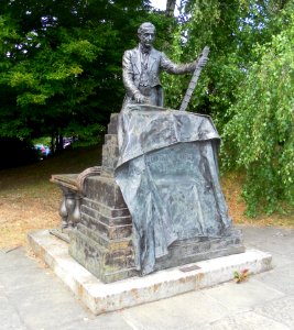 Statue of Thomas Cubitt, Reigate Road, Dorking (July 2013)
