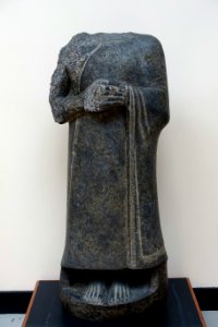 Statue with a Broken Shoulder, copy of original in the Louvre, Girsu, Tello, Iraq, Neo-Sumerian, c. 2100 BC, painted plaster cast - Harvard Semitic Museum - Cambridge, MA - DSC06341