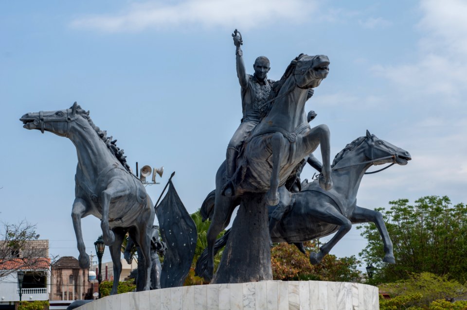 Statues in Plaza de Rafael Urdaneta