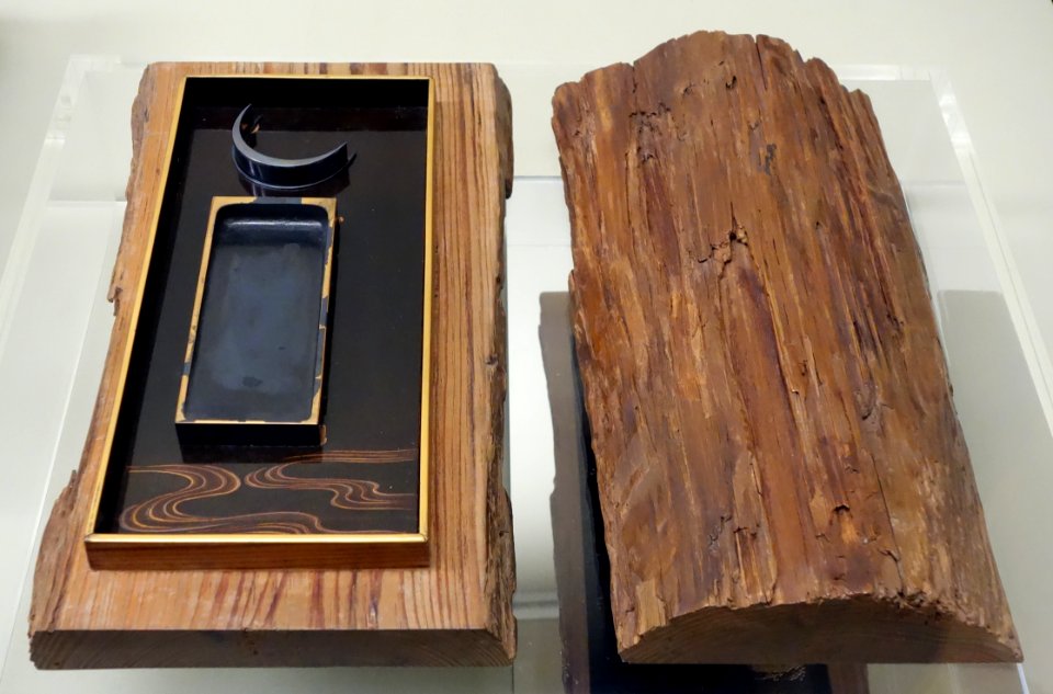 Stationary Stand and Writing Box, 2 of 2, Edo period, 19th century, reed (stand), pine tree and plover (writing box) design in maki-e lacquer - Tokyo National Museum - DSC05995