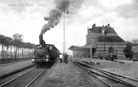 Station Tiel met stoomtrein; circa 1905