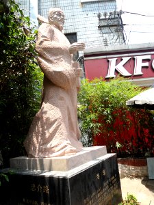Statue at Zhongjie Road - 01