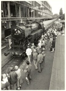 Station Haarlem. Stoomtreinfeest georganiseerd door recreatie 't Bolwerk i.v.m. de opgeheven treindienst Haarlem-IJmuiden