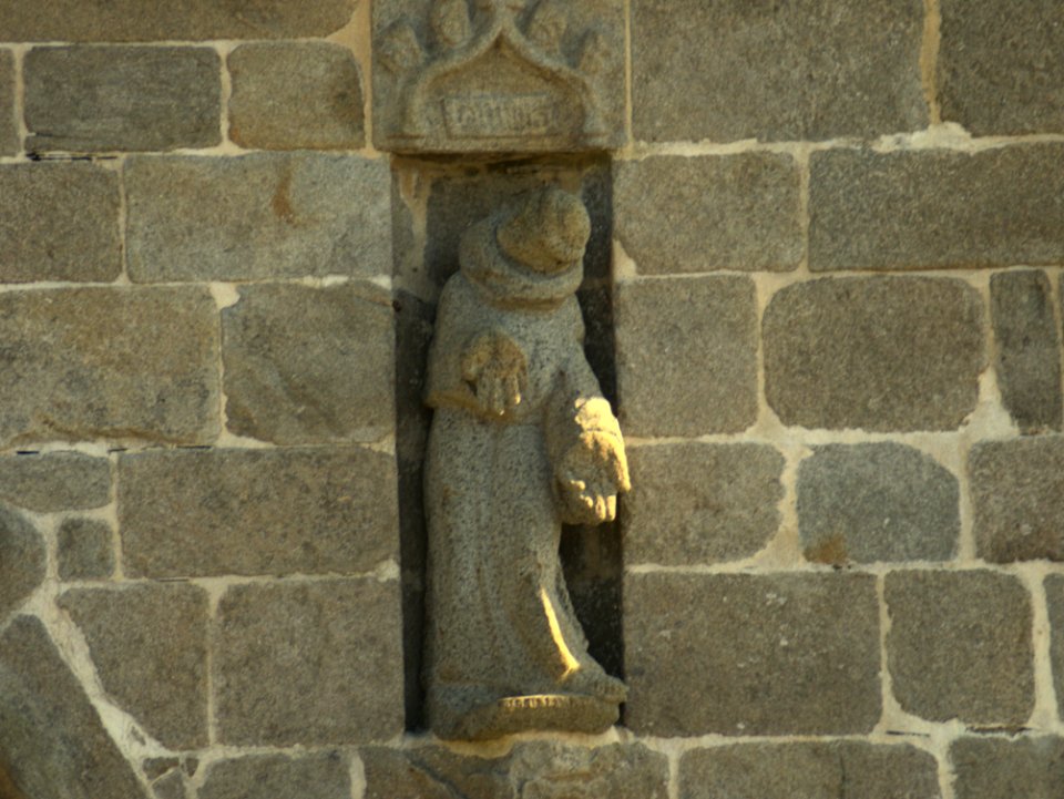 Statuette droite entrée Abbaye ND des Anges