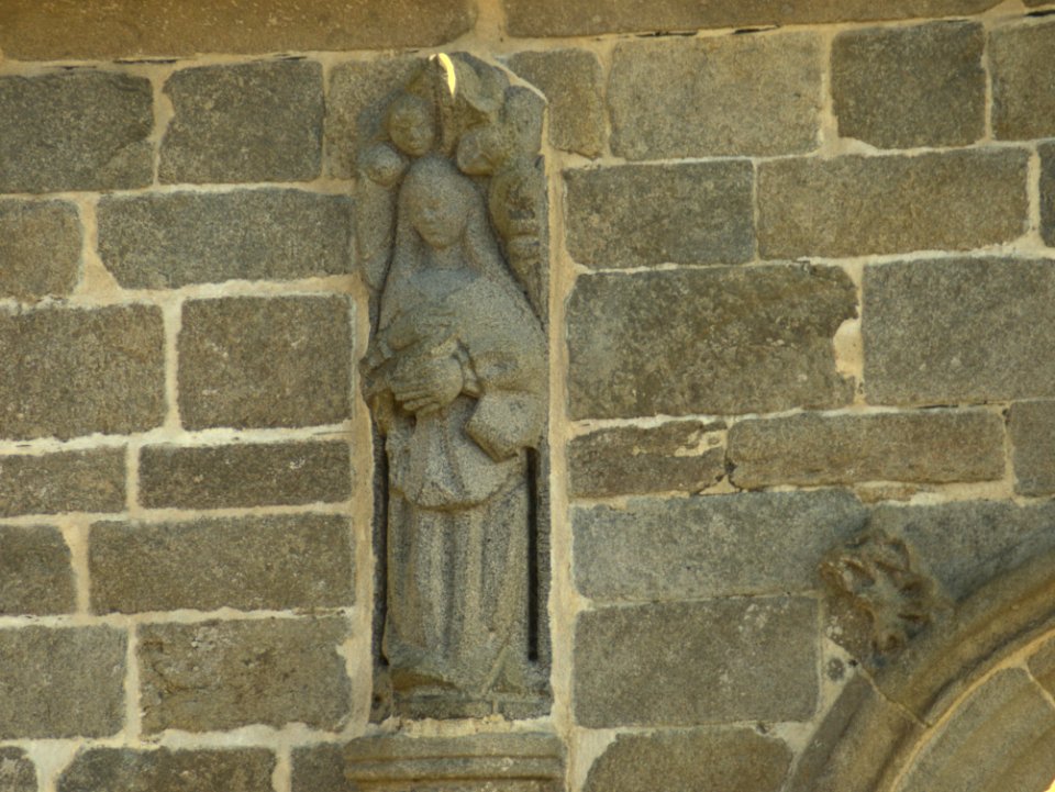 Statuette gauche entrée Abbaye ND des Anges