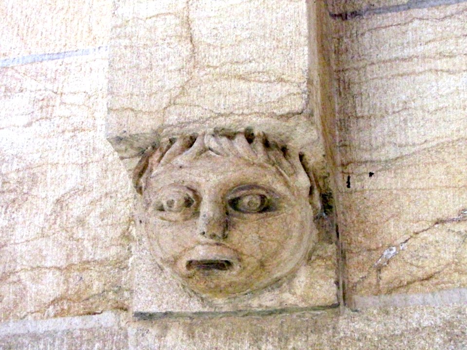 Statue tête apeurée collégiale de Neuchâtel