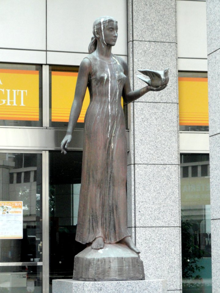 Statue - Tokyo Metropolitan Government Building - DSC04748