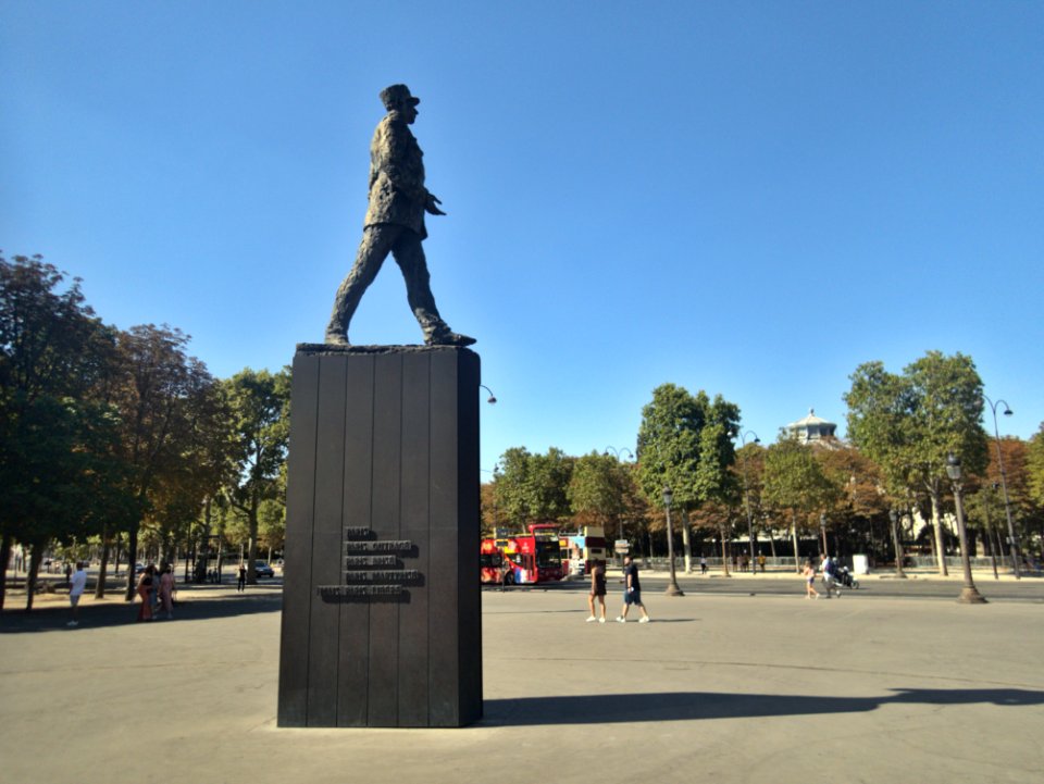 Statue of G. de Gaulle