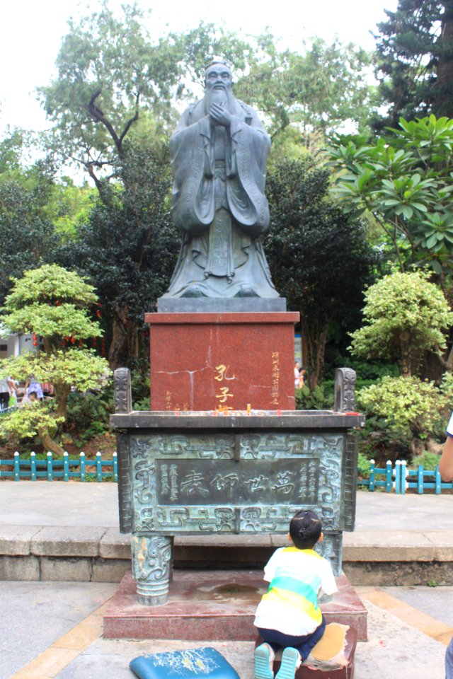 Statue of Confucius at East Lake Park3