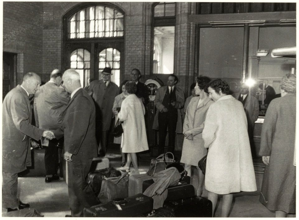 Stationsgebouw. Derde van links burgemeester Cremers., NL-HlmNHA 54021515