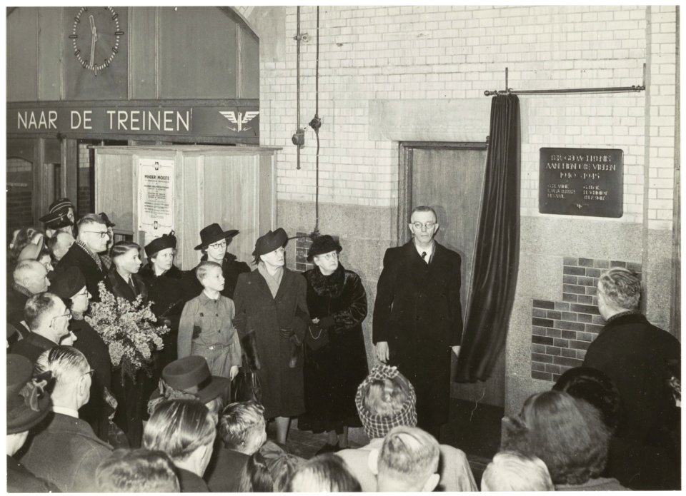 Stationsgebouw. Onthulling van een gedenkplaat in de Hal i.v.m. de personeelsleden die in de Tweede Wereldoorlog zijn gesneuveld. NL-HlmNHA 54004096