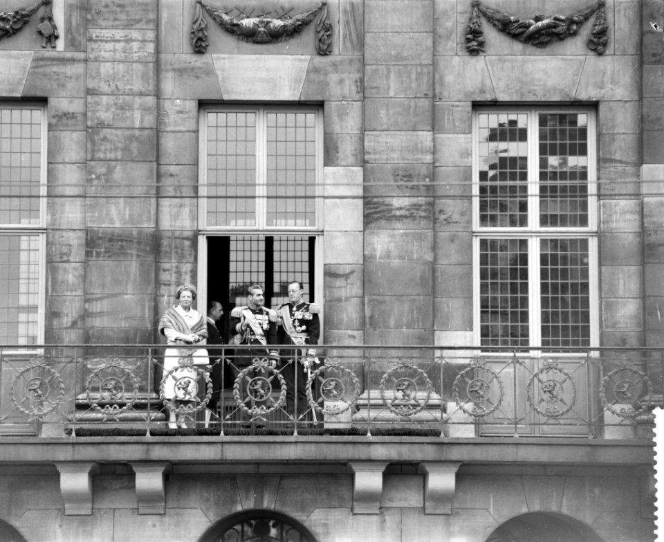 Statiebezoek van de Sjah van Iran aan Nederland Koninklijke familie + sjah op ba, Bestanddeelnr 910-3769