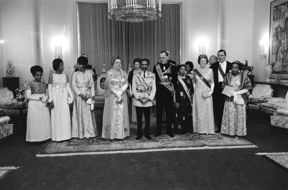 Statiefoto t.g.v. het contradiner aangeboden door koningin Juliana in Djubilipal, Bestanddeelnr 922-0511