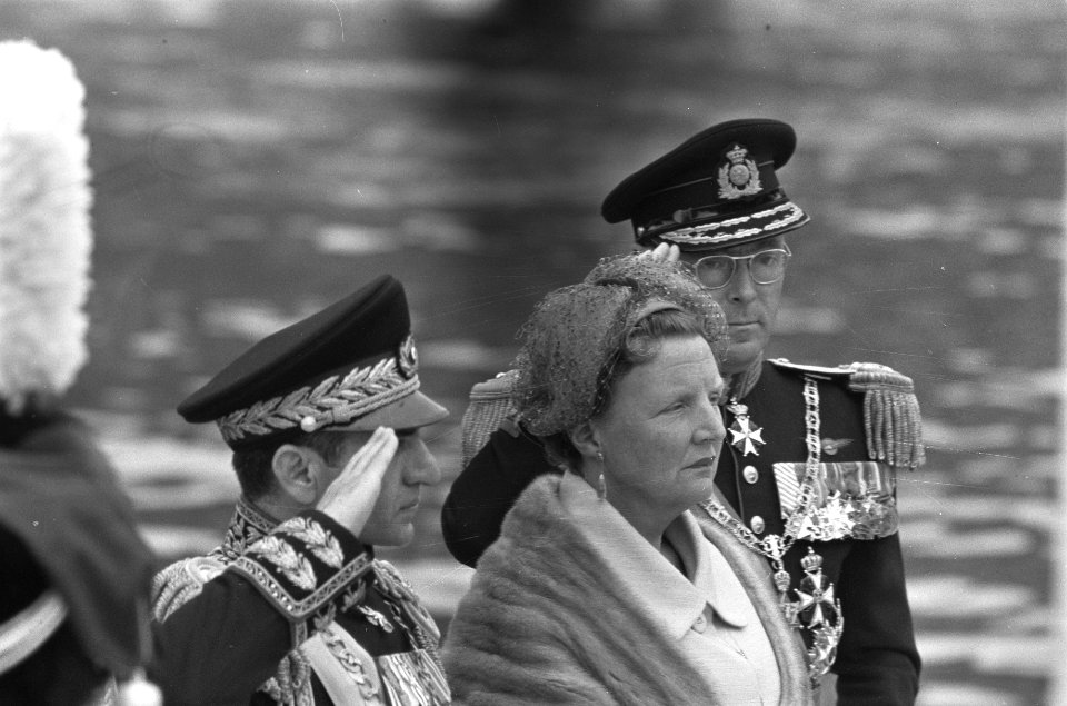 Statiebezoek Sjah van Iran , aankomst Prins Hendrikkade spelen van Wilhelmus, Bestanddeelnr 910-3801