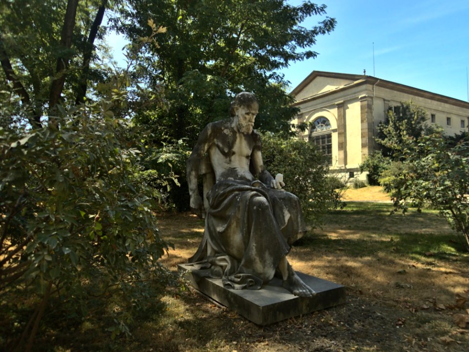 Statue at the MNHN