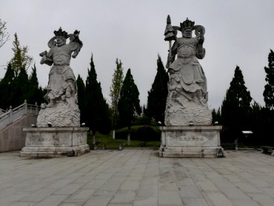 Statues of the northern Vaiśravaṇa and the western Virūpākṣa in Miyin Temple