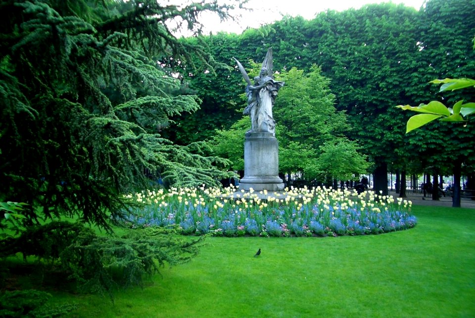 Statue et plates-bandes de fleurs