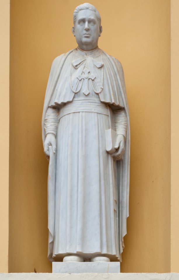 Statue on the facade of the basilica of the Chinita 2
