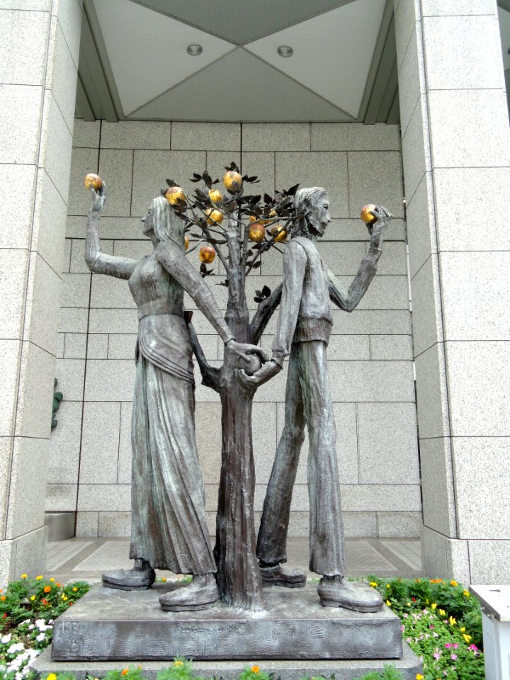 Statue - Tokyo Metropolitan Government Building - DSC04754