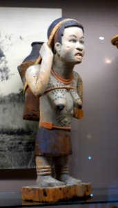 Statue of woman with burden - Royal Museum for Central Africa - DSC07156