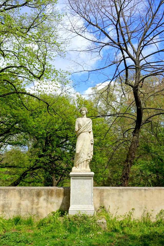Statue - Tempio di Antonino e Faustina - Villa Borghese - Rome, Italy - DSC05018