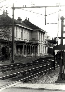 Station Vogelenzang-Bennebroek, op de monumentenlijst geplaatst door de Gem. Bloemendaal. Aangekocht in 1979 van fotograaf C. de Boer. - Negatiefnummer 14434 k 917. - Gepubliceerd in het Haa, NL-HlmNHA 54010014