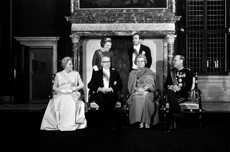 Statiefoto van president Heinemann en echtgenote. koningin Juliana , prins Bernh, Bestanddeelnr 923-0109