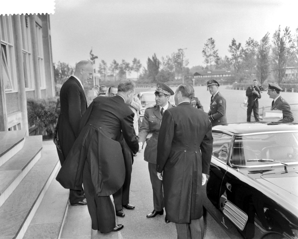 Statiebezoek van de Sjah aan Nederland, 2e dag, Prins Bernhard en ZKM de Sjah ko, Bestanddeelnr 910-3833