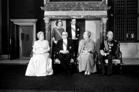 Statiefoto van president Heinemann en echtgenote. koningin Juliana , Bernhard , , Bestanddeelnr 923-0111