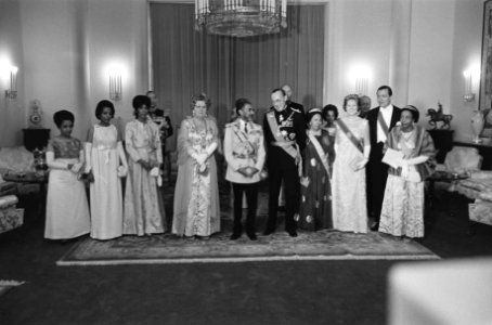 Statiefoto t.g.v. het contradiner aangeboden door koningin Juliana in Djubilipal, Bestanddeelnr 922-0512