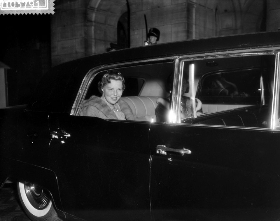 Statiebezoek Sjah van Iran, vertrek Prinses Beatrix , Irene van Dam naar Rijksmu, Bestanddeelnr 910-3791
