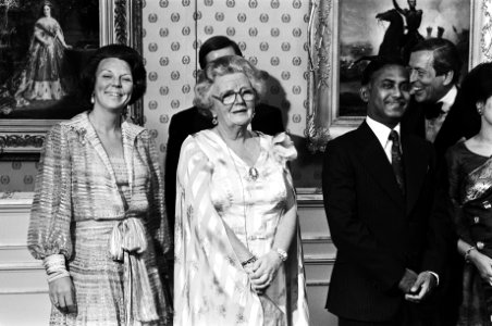 Statiefoto op paleis Soestdijk. V.l.n.r. Beatrix, H.M., van Vollenhoven, Ziaur R, Bestanddeelnr 930-2280