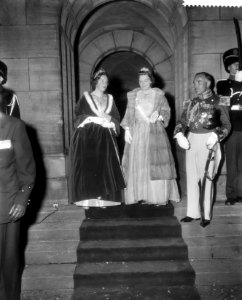 Statiebezoek Sjah van Iran, vertrek Prinses Beatrix , Irene van Dam naar Rijksmu, Bestanddeelnr 910-3792