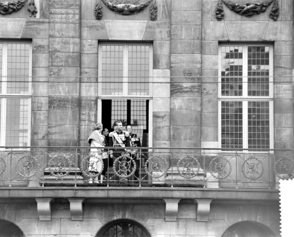 Statiebezoek van de Sjah van Iran aan Nederland Koninklijke familie + sjah op ba, Bestanddeelnr 910-3770