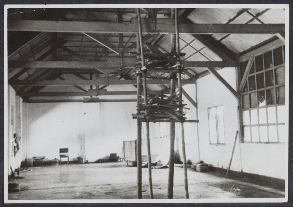 Steiger in een zaal in Magelang (waarschijnlijk gebruikt als martelwerktuig), Bestanddeelnr 344024 003