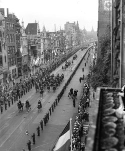 Statiebezoek van de Sjah van Iran aan Nederland overzicht intocht Damrak, Bestanddeelnr 910-3760