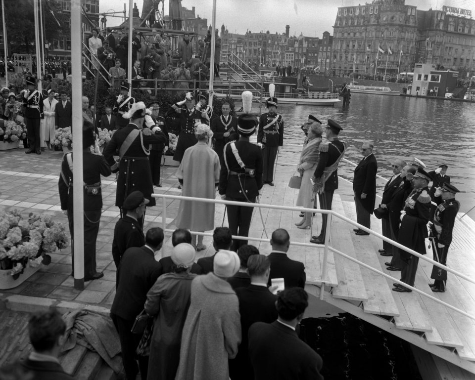 Statiebezoek van de Sjah van Iran aan Nederland begroeting Prins Hendrikkade, Bestanddeelnr 910-3756