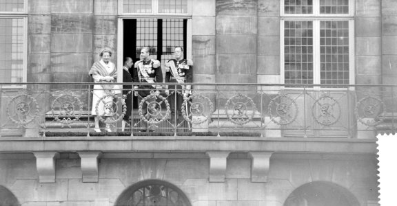 Statiebezoek van de Sjah van Iran aan Nederland Koninklijke familie + sjah op ba, Bestanddeelnr 910-3768