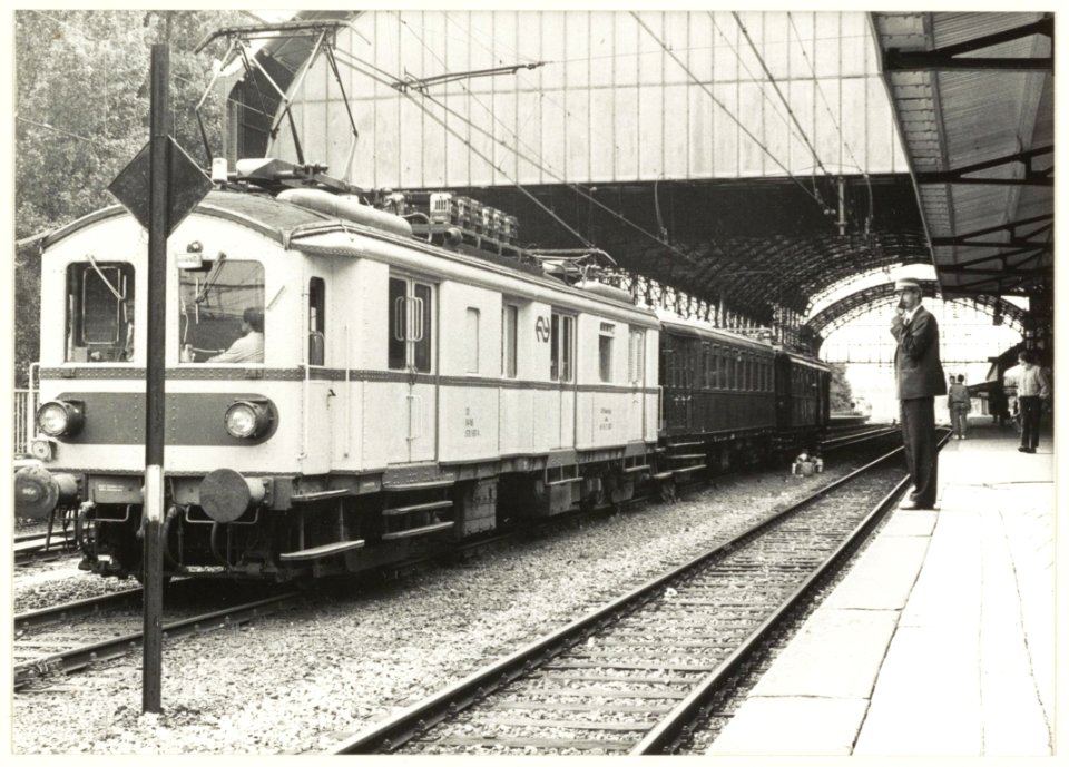 Station Haarlem. Gerestaureerde vooroorlogse trein. Elektrisch treinstel bekend als de 'Blokkendoos' (Mat '24) vertrekt vanuit Haarlem spoor 2. NL-HlmNHA 54000770