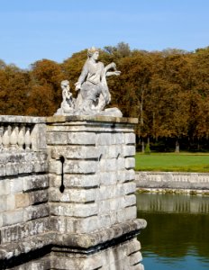 Statue femme autruche Vaux le Vicomte