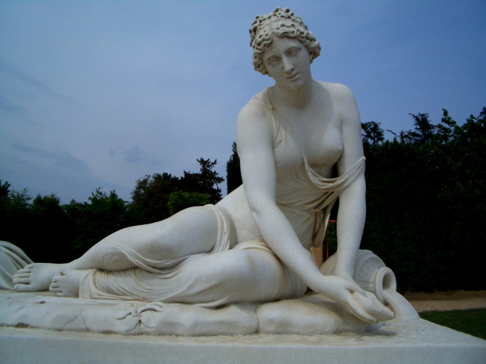 Statue de femme dans le jardin de Versailles