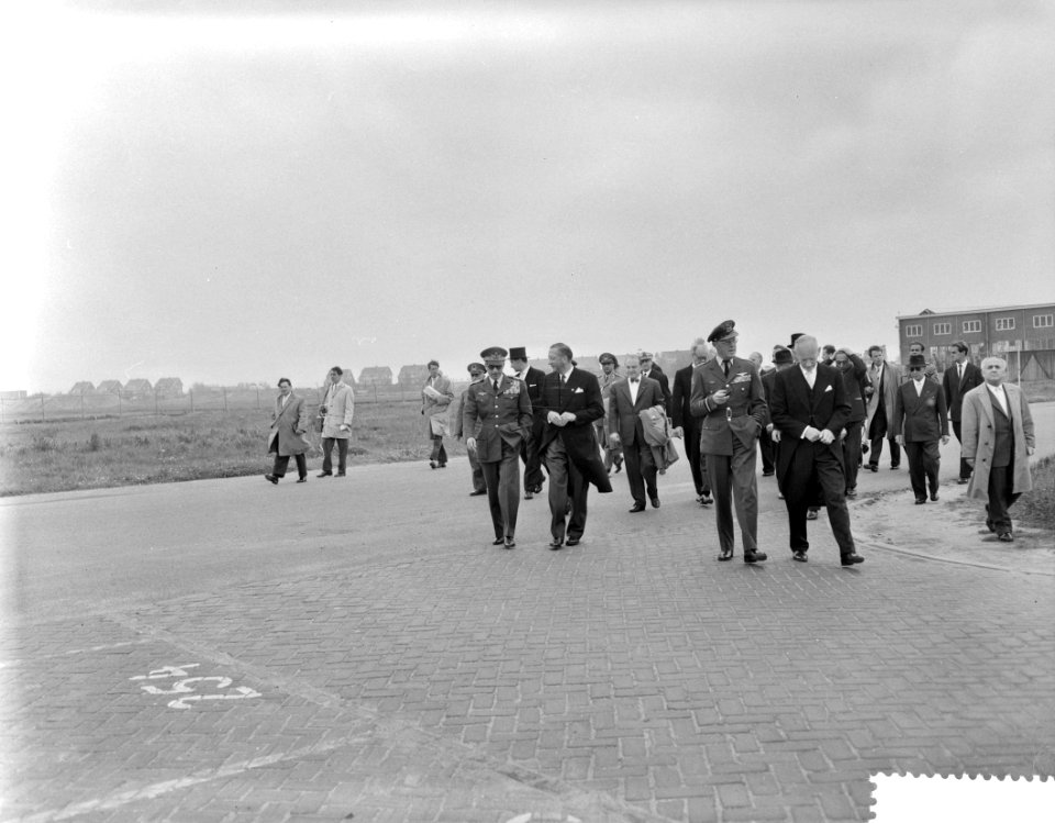 Statiebezoek van de Sjah aan Nederland, 2e dag, Bezoek aan Fokkerfabrieken., Bestanddeelnr 910-3827