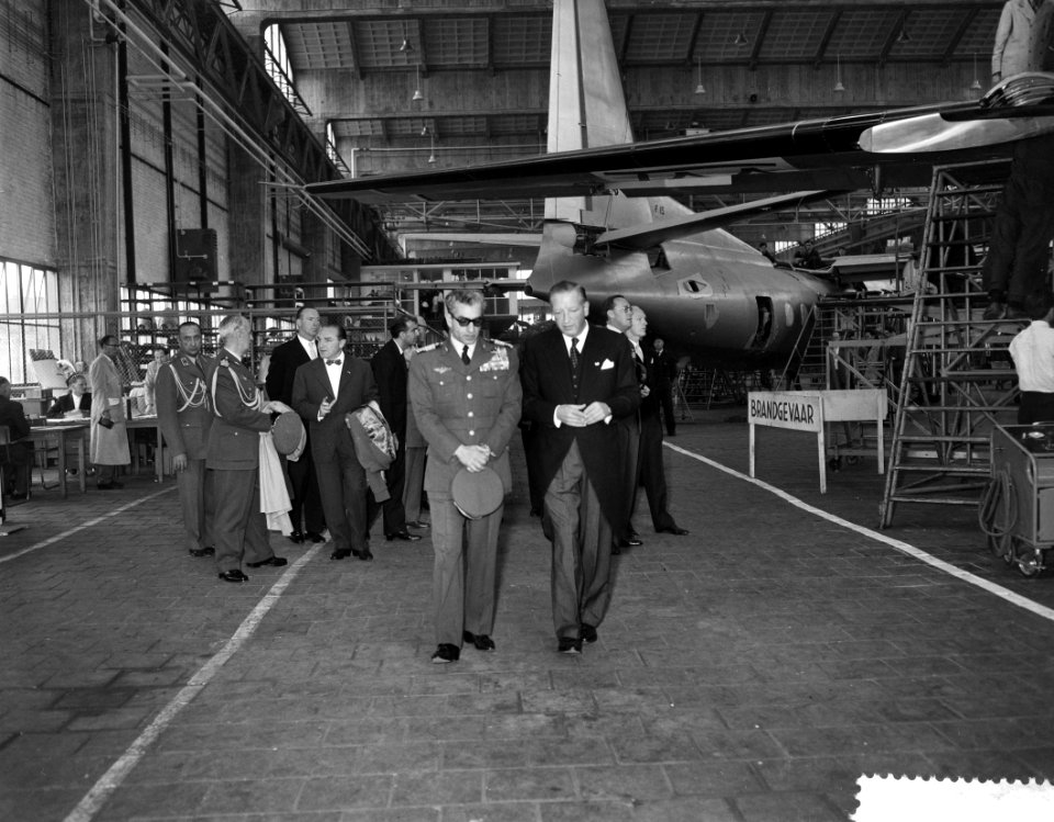 Statiebezoek van de Sjah aan Nederland, 2e dag, Bezoek aan Fokkerfabrieken in de, Bestanddeelnr 910-3824