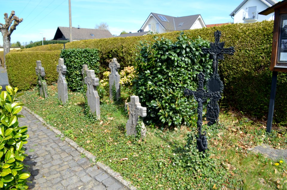 Steinefrenz, Friedhof, Historische Grabsteine