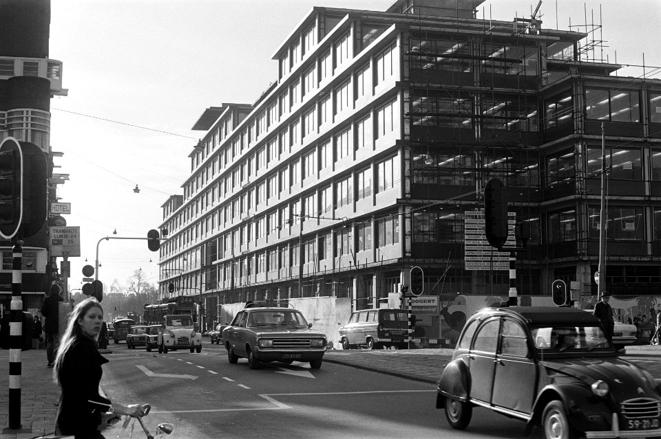 Steigers rond nieuw kantoor van Algemene Bank Nederland in de Vijzelstraat te Am, Bestanddeelnr 926-0223