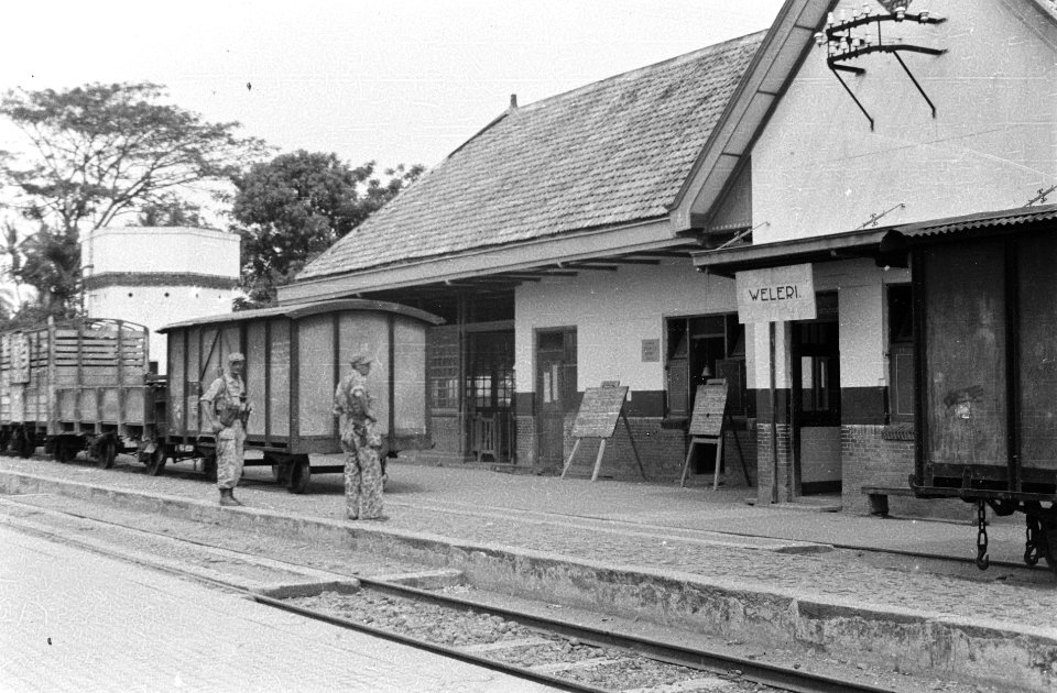 Station van Weleri er staan schoolborden met opschriften, Bestanddeelnr 1761