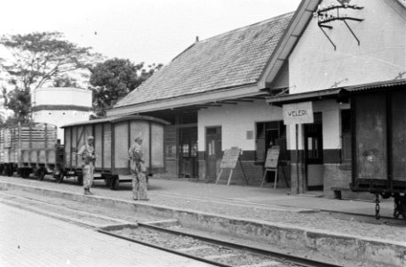Station van Weleri er staan schoolborden met opschriften, Bestanddeelnr 1761