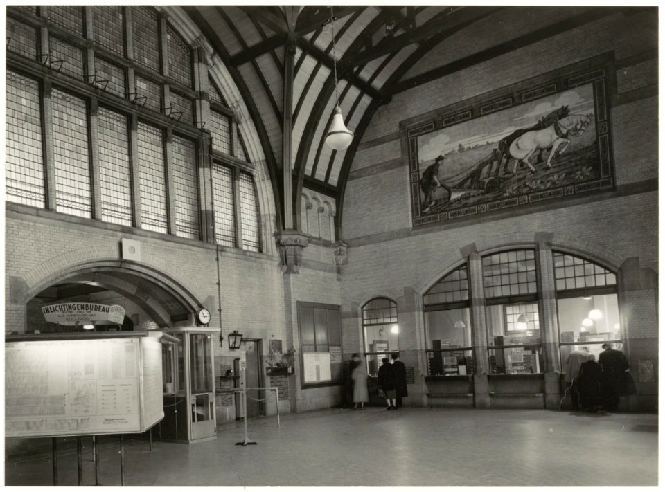 Stationsgebouw. De Hal met de loketten voor plaatskaarten. NL-HlmNHA 54004552